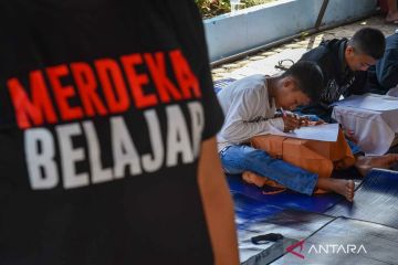 Siswa ikuti ujian di tenda pascabencana di Sumatera Utara