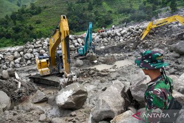 Tim penyelamat perluas area pencarian 10 orang korban banjir Sumut