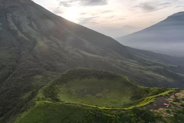 Rekomendasi wisata mendaki gunung di Indonesia