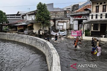 Banjir luapan Kali Krukut di Jakarta