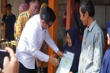 Menteri ATR serahkan sertifikat tanah pada masyarakat di Gunungkidul