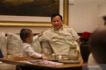 Prabowo bertemu dan doakan bocah viral Kenneth Matthew