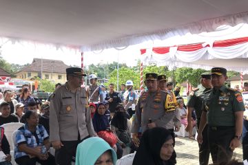 Kapolri dan Panglima TNI salurkan bansos bagi warga di Ambon