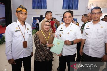 Pj Gubernur serahkan 4.284 sertifikat tanah masyarakat Kota Baubau