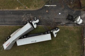 Dampak amukan tornado di Tennessee AS