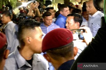 Pasangan Prabowo-Gibran tiba di KPU, kompak berbaju biru-biru