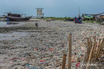 Lautan sampah plastik di pantai Labuan Pandeglang