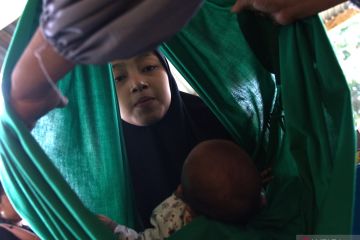 Penyuntikan Vaksin PCV ke Balita