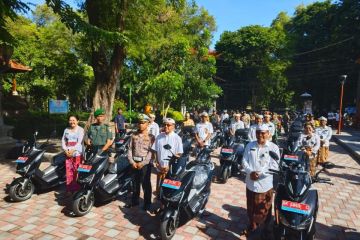 Pemkot Denpasar serahkan 142 kendaraan listrik untuk desa/kelurahan