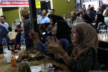 Nobar debat kandidat Pilpres 2024 di warung kopi
