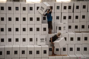 Melihat perakitan kotak suara di Palembang
