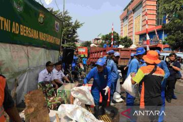 Heru dan KSAD ajak masyarakat jaga kebersihan saluran air dan pasar