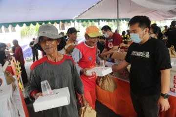 Wali Kota: GMS bagikan ribuan sembako bukti Surabaya Kota Toleransi