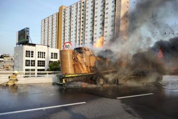 Truk pembawa kertas terbakar akibat pecah ban di Grogol Petamburan