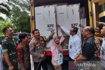 KPU Jakpus mulai distribusikan logistik pemilu dari GOR Tanah Abang