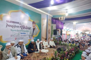 Jamaah Majelis Syarif Hidayatullah ramai menunggu kedatangan Anies