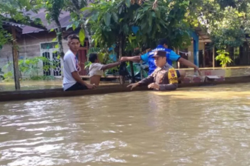 Polsek Bintang Ara bantu warga terdampak banjir di Tabalong Kalsel
