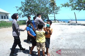 Polisi beri bantuan masker dan kacamata ke warga di Pulau Sebesi