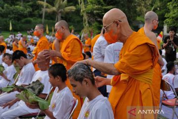 Calon Bhikku jalani ritual potong rambut Pabajja Samanera