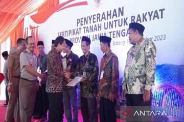 Kementerian ATR/BPN serahkan 500 sertifikat tanah warga Batang