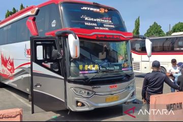 Petugas uji kelaikan bus di Terminal Kampung Rambutan jelang libur