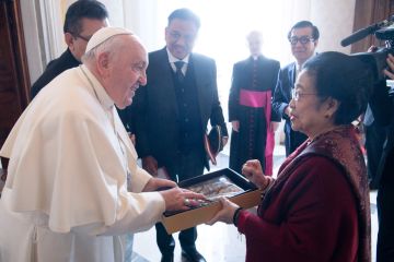 Megawati beri kain batik ke Paus Fransiskus