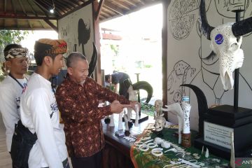 Airnav salurkan alat kerja perajin ukir tulang di Gianyar Bali