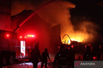 Kebakaran gudang tiner di Surabaya