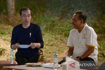 Presiden Jokowi nikmati malam di IKN dengan menyantap nasi goreng