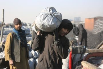 Album Asia: Menengok kesibukan pasar batu bara di Kabul, Afghanistan