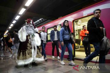Aksi Sinterklas di stasiun kereta bawah tanah Mexico City