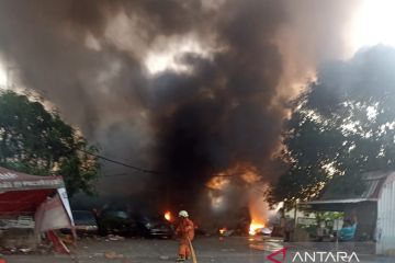 Api dari alang-alang sebabkan 15 bus rusak terbakar di Cengkareng
