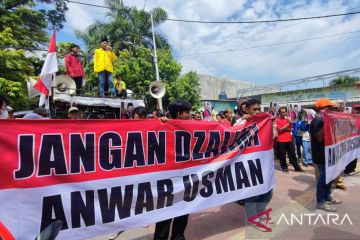 Massa AMPAK demo di PTUN Jakarta beri dukungan kepada Anwar Usman