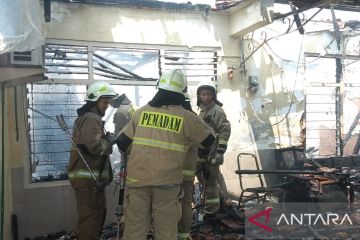 Akibat puntung rokok, sebuah rumah di Kramat Jati ludes terbakar