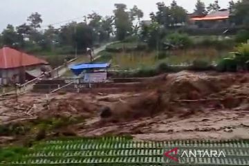 Banjir bandang dan longsor landa Solok Sumbar, sejumlah jembatan rusak