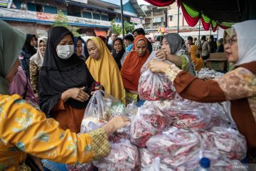 Antusiasme warga saat operasi pasar murah di Palembang