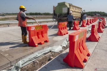 Jalur fungsional tol Solo-Yogyakarta dipasangi pembatas jalan