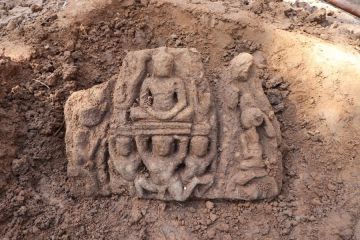 Enam patung kuno ditemukan di taman arkeologi Angkor, Kamboja