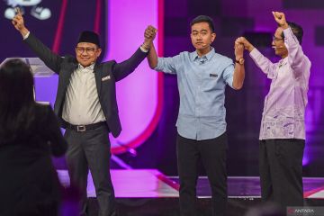 Arti syal Cak Imin, emosi Gibran dan Mahfud MD saat debat kedua