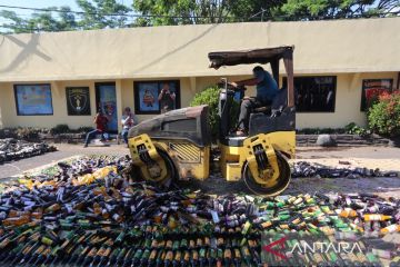 Polres Cianjur musnahkan ribuan botol miras dan knalpot brong