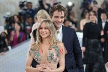 Pasangan Robert Pattinson ungkap jenis kelamin bayinya di Coachella