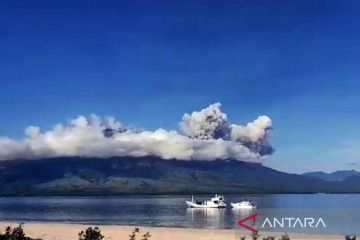 Gunung Lewotobi Laki-laki di Flores Timur NTT erupsi