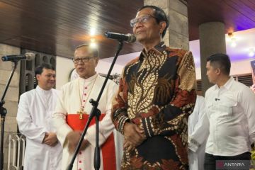 Mahfud MD kunjungi Gereja Katedral Jakarta pada Misa Malam Natal