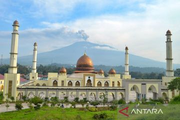 Gunung Marapi masih mengeluarkan abu vulkanik