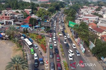 Puncak kepadatan kendaraan memasuki kawasan wisata Puncak