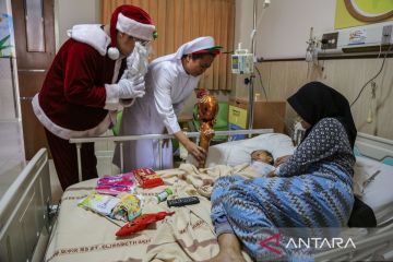 Berbagi kasih dalam merayakan Natal bersama pasien di rumah sakit