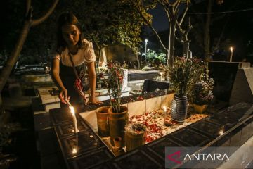 Ziarah makam warga keturunan Portugis saat malam Natal