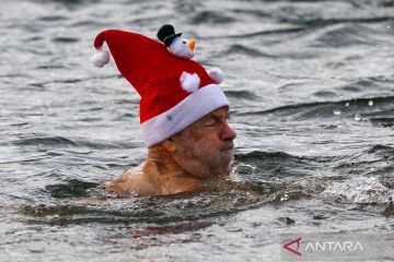 Tradisi berenang di danau dingin saat Natal di Berlin
