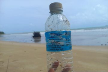 Dibuang dari kapal, sampah plastik asing nyampah di Pantai Natuna
