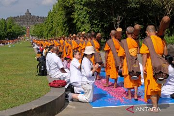 Ritual Thudong Pabbajja Samanera Sementara di Candi Mendut